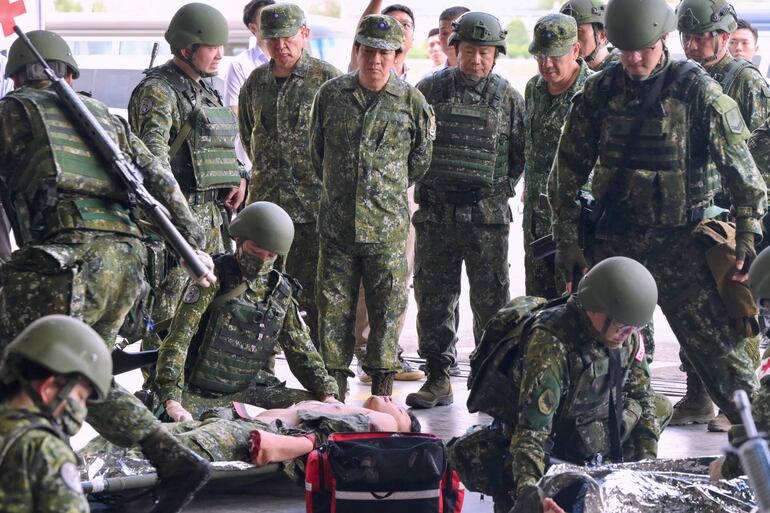 El presidente taiwanés, William Lai Ching-te (C) comparte con los miembros de las fuerzas de defensa.