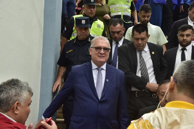 Fiscal general del Estado, Emiliano Rolón, al salir de la misa central de la Basílica de Caacupé.