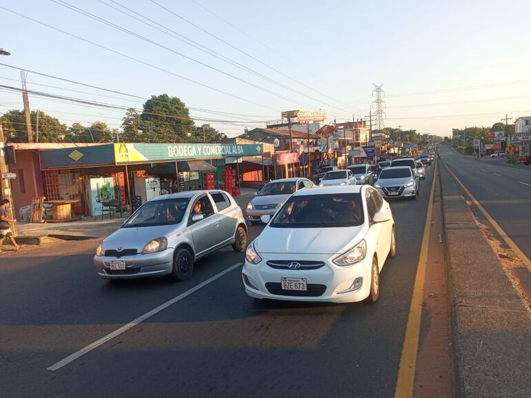 Vista del tráfico ayer sobre la Ruta PY01 - ex Acceso Sur -  a la altura de San Antonio.