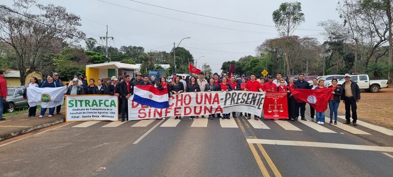 Los docentes de las diferentes Facultades de la UNA, que se encuentras en el departamento de Misiones, exigiendo la equiparación salaria.