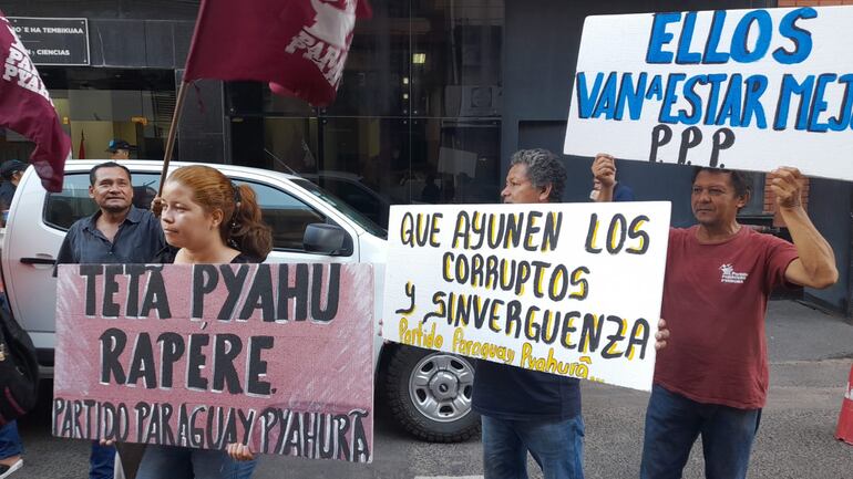 Carteles del Partido Paraguay Pyahura en contra del ministro Luis Ramírez.