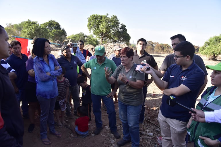 Funcionarios de la Municipalidad de Asunción conversan con pobladores del banco San Miguel, antes del inicio de los trabajos de revisión de los daños provocados por el incendio.