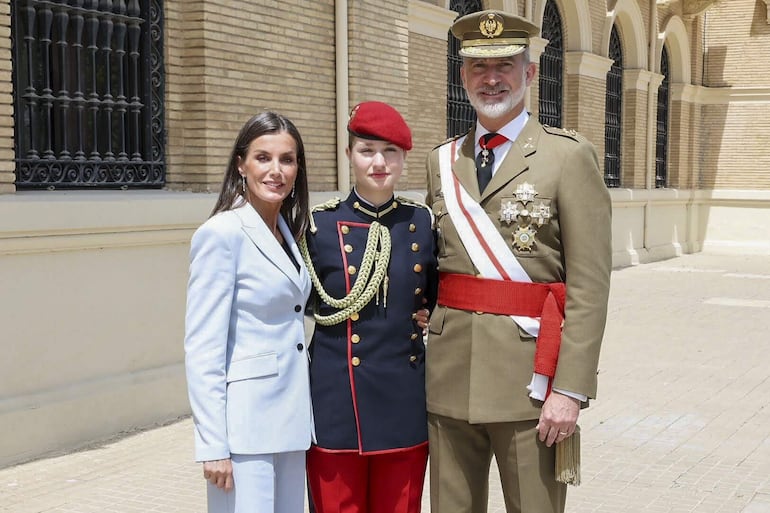 Los reyes Felipe y Letizia junto a la princesa Leonor con motivo de la jura de bandera de don Felipe por el 40 aniversario de su promoción del Ejército de Tierra, en la Academia General Militar (AGM) de Zaragoza. (EFE/ Casa S.M. El Rey/José Jiménez)