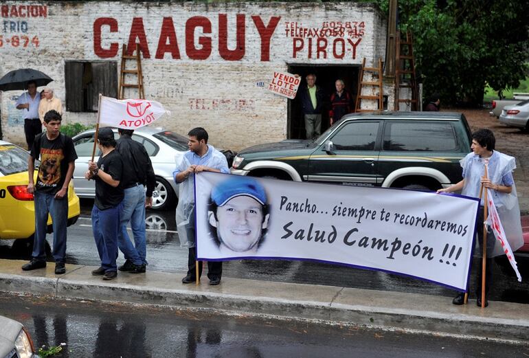 Los fanáticos también marcaron presencia aquella tarde con una pancarta que decía: "Pancho... siempre te recordaremos. Salud Campeón!!!"