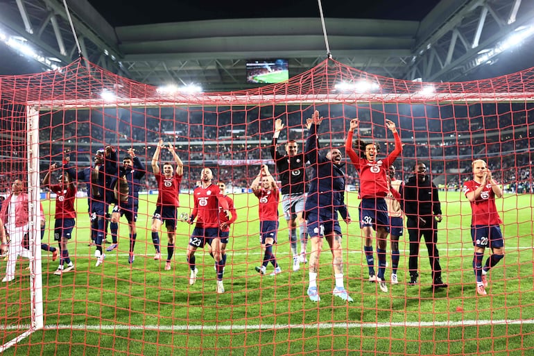 Jugadores del Lille festejan tras ganar al Real Madrid