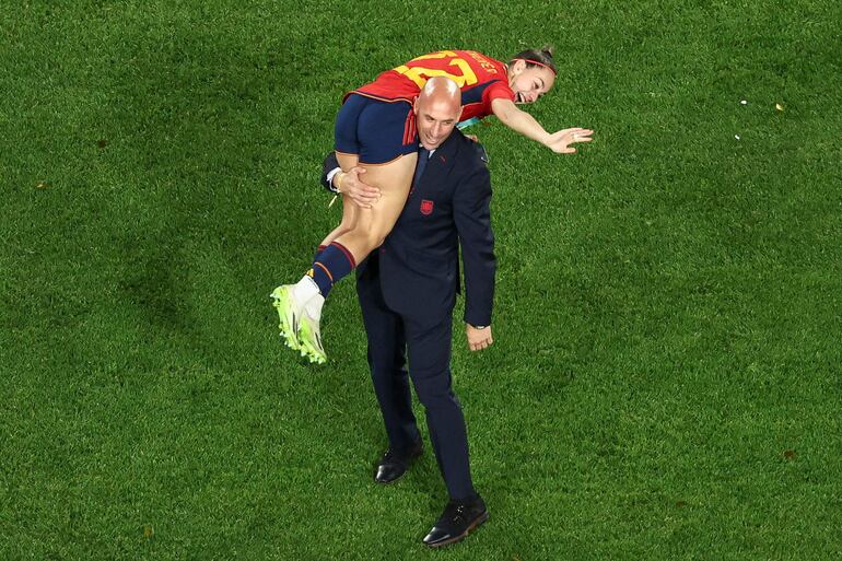 Esta foto del 20 de agosto muestra al presidente de la Real Federación Española de Fútbol (RFEF) Luis Rubiales cargando sobre el hombre a la jugadora de fútbol española Athenea del Castillo Beivide, como celebración por haber ganado el Mundial de Fútbol.