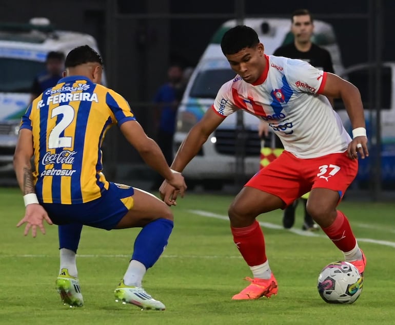 Diego León trata de escapar de la marca de Rodi Ferreira para generar una llegada de Cerro Porteño