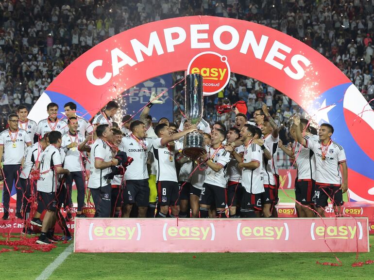 Los futbolistas de Colo Colo festejan con el trofeo de campeón después de conquistar la Copa Chile 2023.