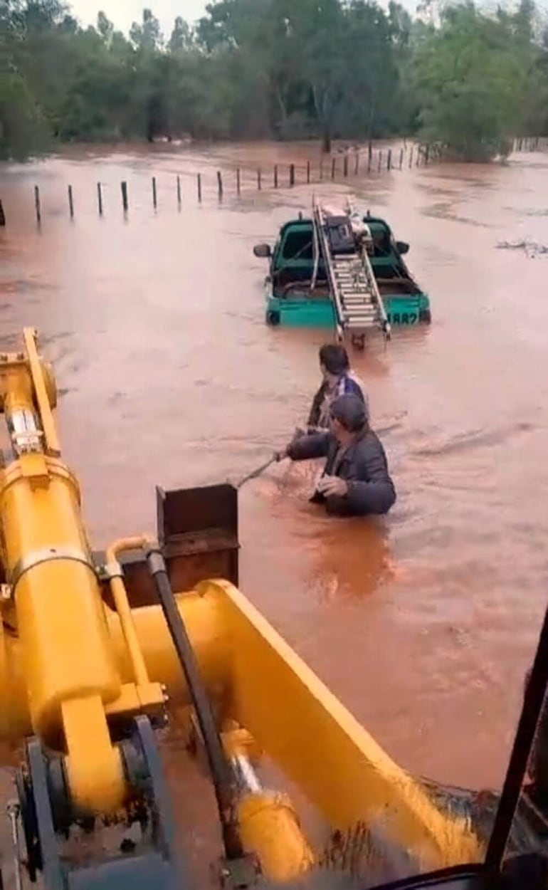 En la compañía Rincón de Ybycuí  una camioneta de la ANDE fue arrastrada por la correntada por el desborde del arroyo Rincón.