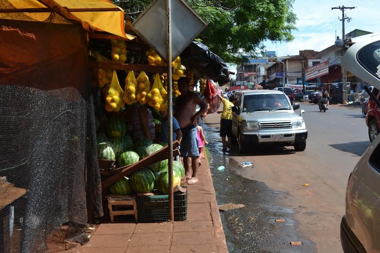 Cloaca en las calles de Ciudad del Este.