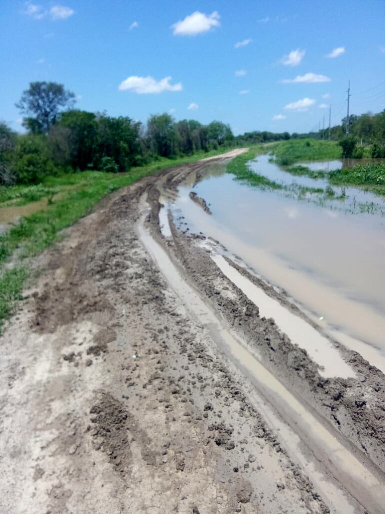 Camino reparado en la zona de Bahía Negra, pero sin sistema de desagüe. Con las primeras lluvias, las aguas comienzan a inundar varios tramos.