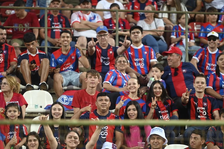 Los hinchas de Cerro Porteño en el estadio Villa Alegre, en Encarnación, Paraguay.