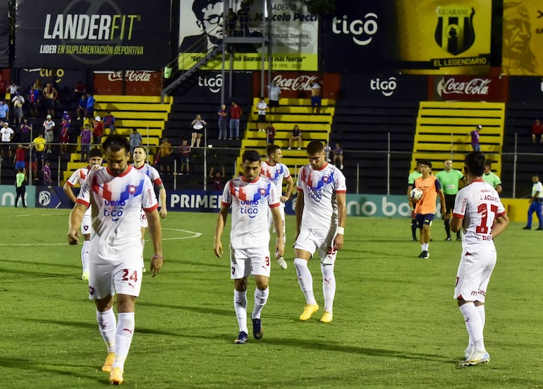 La salida con la cabeza agachad de Báez, Carrizo y Dejesús refleja el pobre  presente azulgrana.