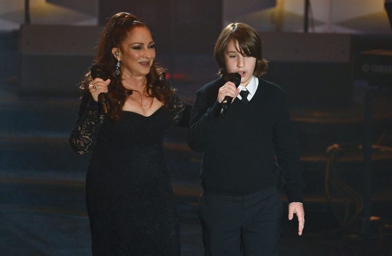 Gloria Estefan cantando con su nieto Sasha Estefan Coppola durante la gala en Nueva York. (ANGELA WEISS/AFP)