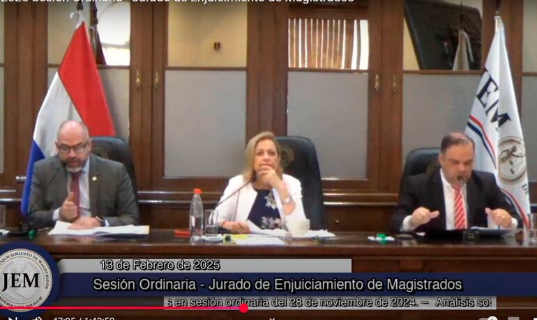 Los miembros del JEM Enrique Berni, Alicia Pucheta (presidenta) y Mario Varela, en la sesión ordinaria de hoy.