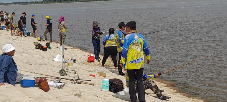 Gran cantidad de personas participan de la tradicional Competencia Internacional de Pesca deportiva a orillas del río Paraguay en la ciudad de Pilar.