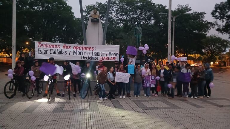 Mujeres se manifestaron para exigir justicia por casos de acosos y abusos sexuales en Coronel Oviedo.