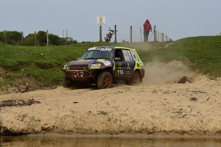 Armando Insfrán y Fermín Colarte (Toyota RAV4), con el tensor de la rueda trasera rota, ganaron en la categoría T4C.