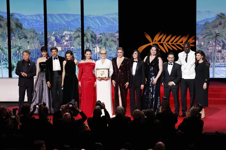 Meryl Streep posa junto a los miembros del jurado oficial del Festival de Cannes en la ceremonia de apertura de la 77 edición del evento cinematográfico celebrado en la costa francesa.