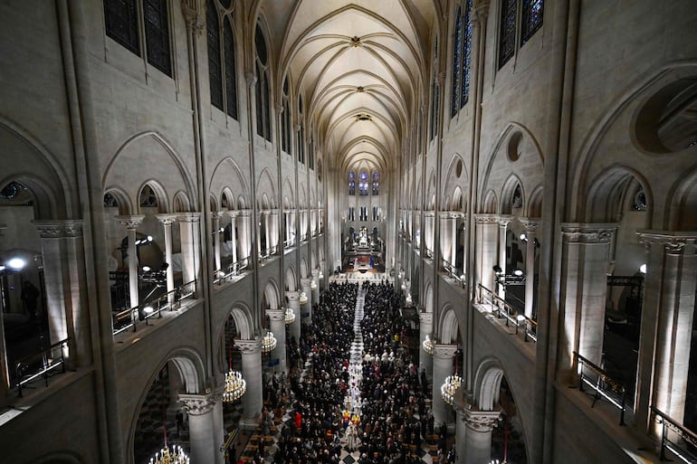 El arzobispo de París Laurent Ulrich presidió el primer oficio religioso en la reapertura de la Notre Dame.