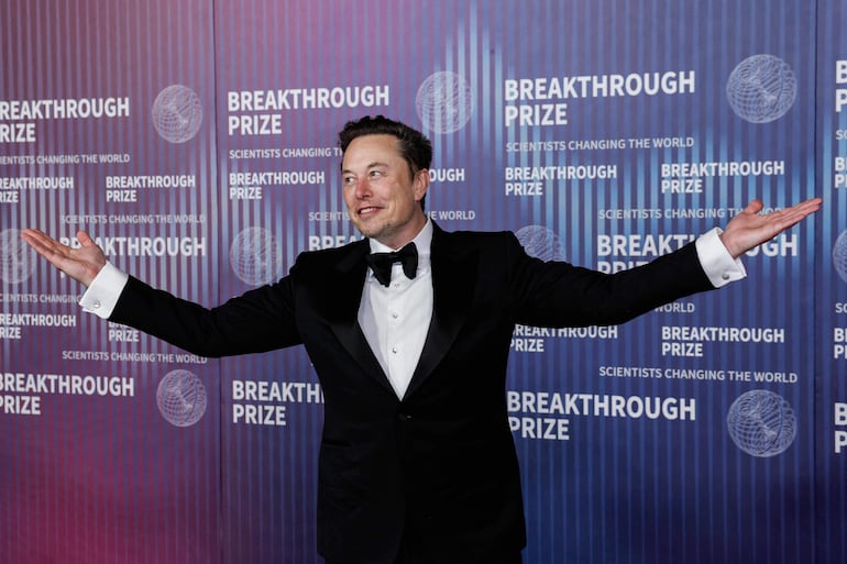 ¡De gala! El empresario sudafricano Elon Musk llegó feliz y de moñito a los Breakthrough Prize. (ETIENNE LAURENT / AFP)