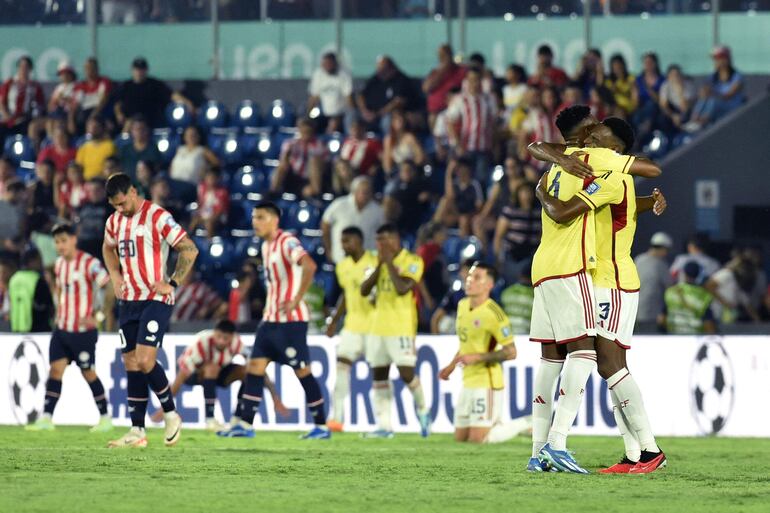 Los jugadores de Colombia celebran la victoria sobre Paraguay por las Eliminatorias Sudamericanas al Mundial 2026 en el estadio Defensores del Chaco, en Asunción.