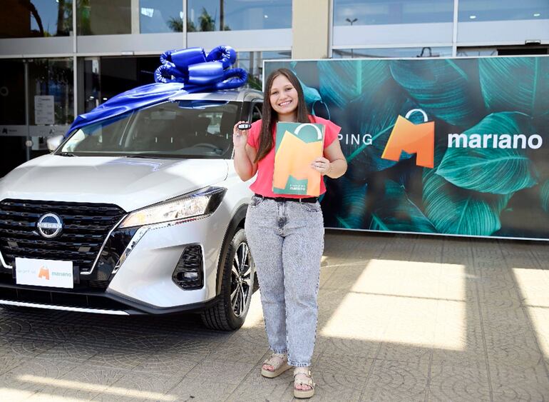 Melanie Escobar es la feliz ganadora del Nissan Kicks 0km, entregado por el Shopping Mariano.