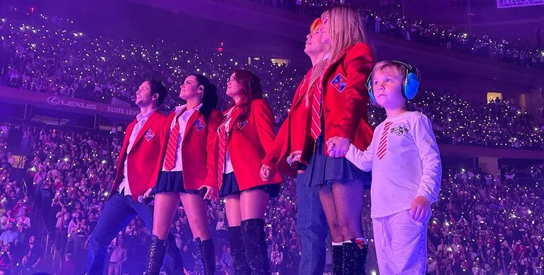 Anahí, en pleno escenario del Madison Square Garden, con sus compañeros de RBD y su pequeño hijo Manu.
