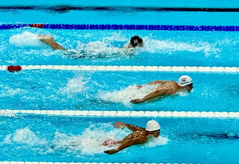 El nadador paraguayo Matheo Mateos (c) durante los 200 metros combinados de la Natación en los Juegos Olímpicos París 2024.