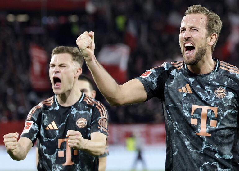 Freiburg (Germany), 25/01/2025.- Harry Kane (R) and Joshua Kimmich (L) of Munich celebrate after winning the German Bundesliga soccer match between SC Freiburg and FC Bayern Munich in Freiburg, Germany, 25 January 2025. (Alemania) EFE/EPA/RONALD WITTEK CONDITIONS - ATTENTION: The DFL regulations prohibit any use of photographs as image sequences and/or quasi-video.
