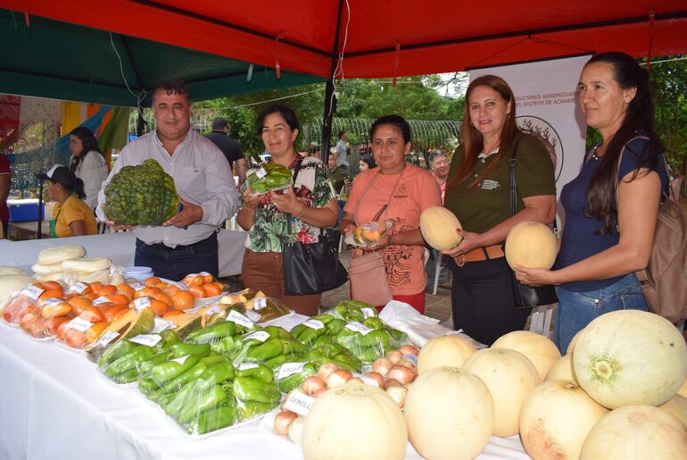 El intendente de Acahay, Aldo Lezcano, acompañó a los productores que expusieron frutas y verduras ecológicas.