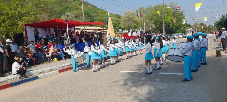 Desfile estudiantil en homenaje a los 231 años de Fuerte Olimpo. Los educadores permanecen alertas ante posible nombramiento de un político en el cargo de la Dirección Departamental de Educación.