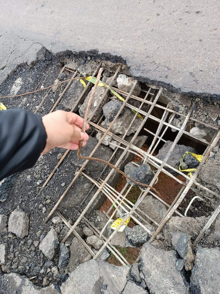 Aparentemente la capa asfáltica se puso sobre la loseta que fue construido sin cemento.