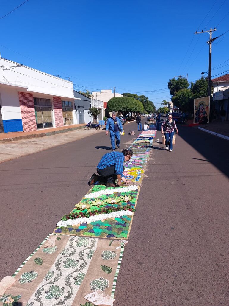 Los trabajos de la alfombra se realizaron gracias a voluntarios.