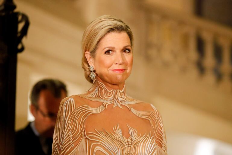 La reina Máxima de Holanda en la inauguración de la exposición 'Sculpting the Senses' de la diseñadora de moda holandesa Iris van Herpen en el Museo de Artes Decorativas de París, Francia.