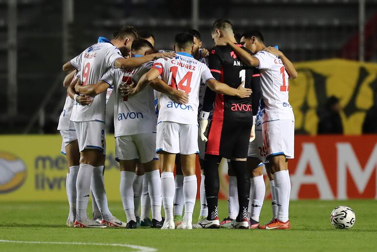 Los jugadores de Nacional en la última arenga antes del partido frente a Aucas por la Fase 1 de la Copa Libertadores 2024 en Quito, Ecuador.