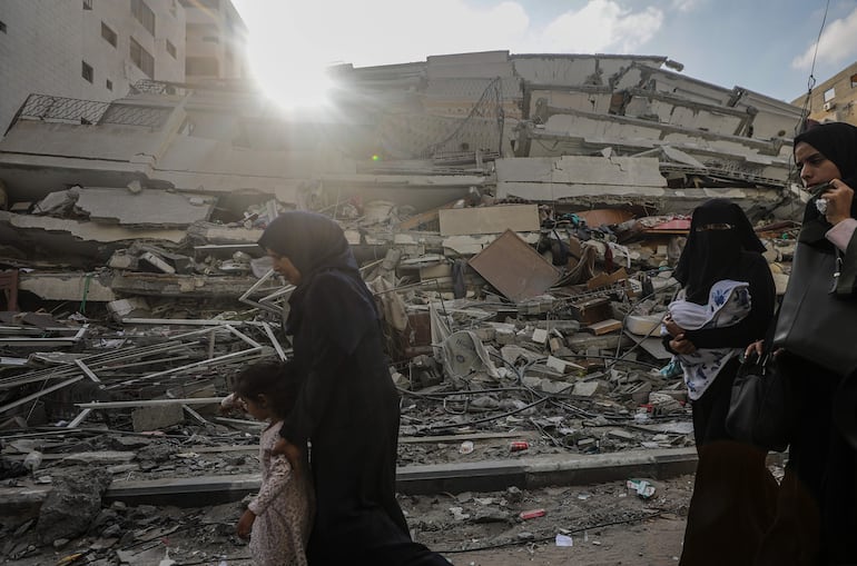 -FOTODELDÍA- Gaza City (---), 14/10/2023.- Residentes de la ciudad de Gaza comienzan la evacuación tras el aviso israelí de operaciones militares en la franja de Gaza. EFE/MOHAMMED SABER
