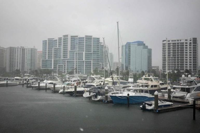 El viento y la lluvia azotan el puerto deportivo a medida que se acerca el huracán Milton en Sarasota, Florida.