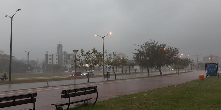 Las lluvias fueron muy intensas inicialmente, luego se convirtieron en lluvia mansa, aunque intimidante por la abundancia de truenos.