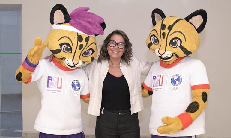 Rossana Fleitas, gerente LATAM para Inesfly Py, junto a las mascotas de los Juegos Panamericanos Junior ASU2025.