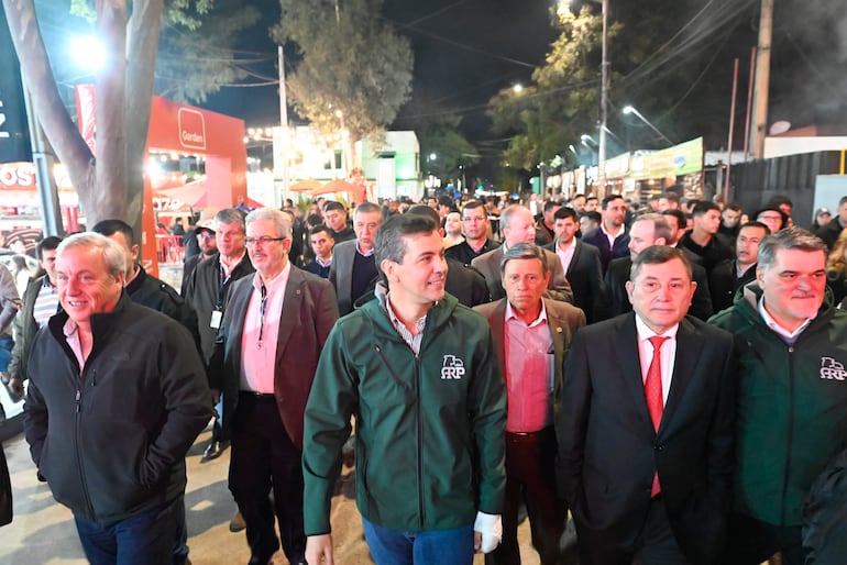 El presidente Santiago Peña recorrió anoche la expo con empresarios y sus ministros.