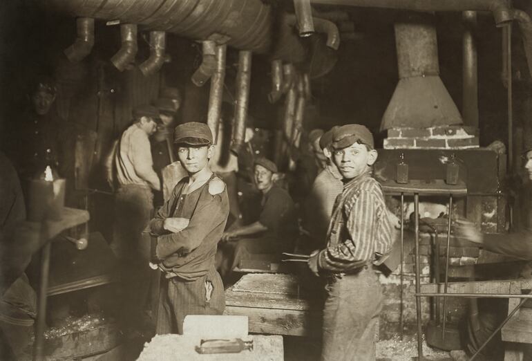 Niños obreros en trabajo nocturno, Indiana, 1908. Fotografía de Lewis Hine