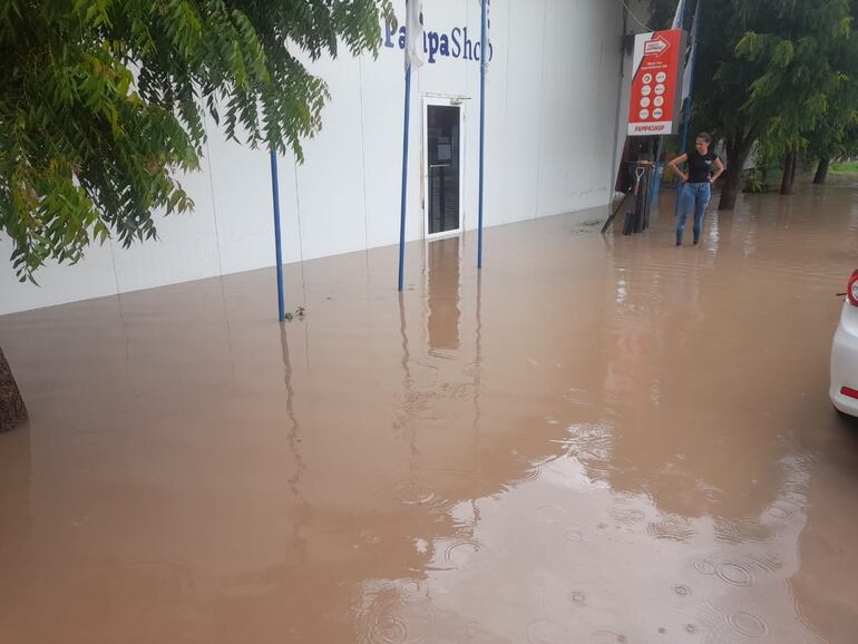 Local comercial de Toro Pampa, inundado tras la lluvia del domingo; 
esto debido a la falta de desagüe en la comunidad.