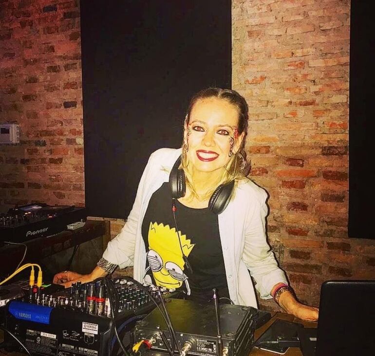 La DJ Lorena Romero nos adelató que musicalizará su propia fiesta de Bodas de Plata. (Gentileza)