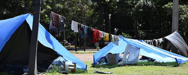 Los aborígenes permanecen en precarias carpas, sin agua ni sanitarios.