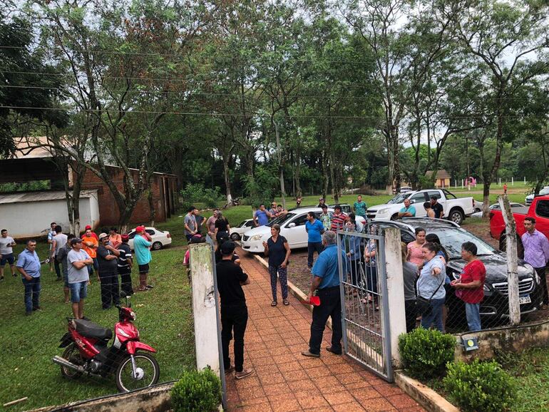 Reunión de los pobladores con las autoridades municipales de la ciudad de Gral. Garay, departamento de Guairá.
