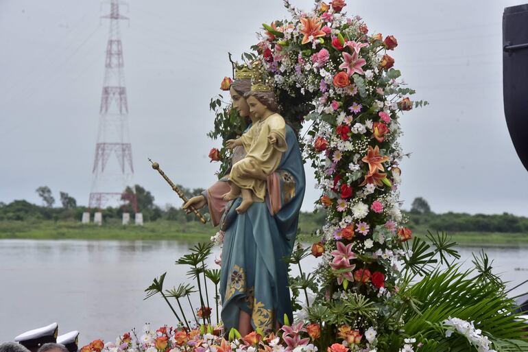 La tradicional procesión náutica con la imagen de la Virgen María Auxiliadora se celebró el pasado 4 de mayo en Asunción.