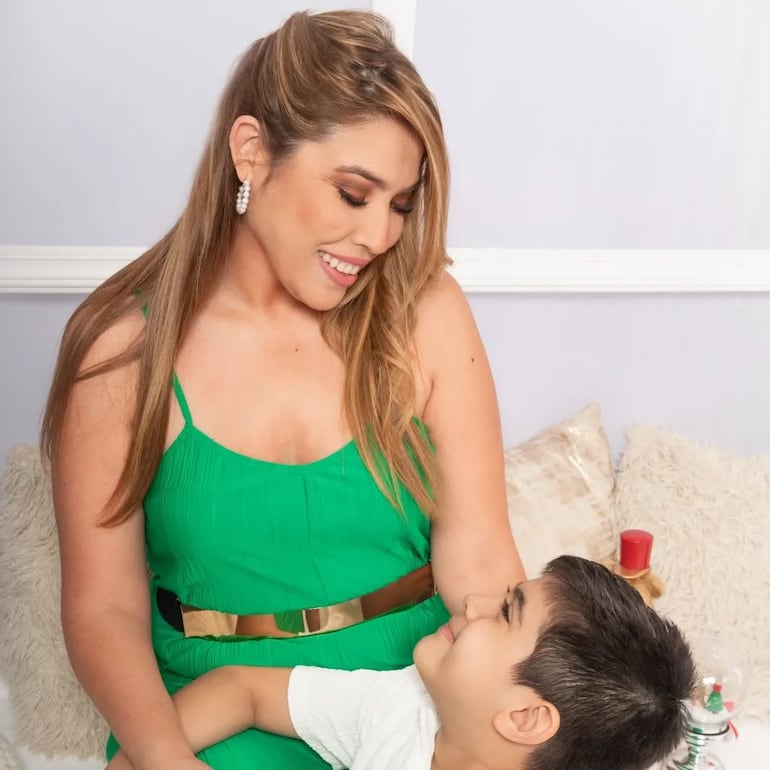 ¡Pura ternura en las miradas de madre e hijo! Amalia y Elías ya palpitan la Navidad.
(Instagram/Amalia Cutillo)