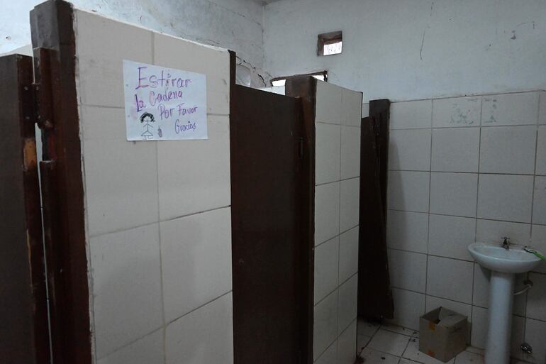 Sanitarios de la escuela Talavera Richer. Ninguna de las puertas cuenta con seguro o picaportes.