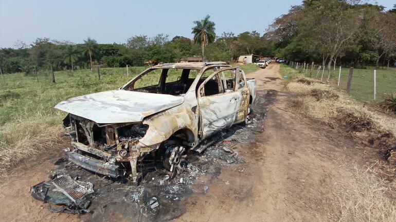 Así quedó la camioneta en la cual incinerado el cuerpo del custodio , Seferino SIlvero.